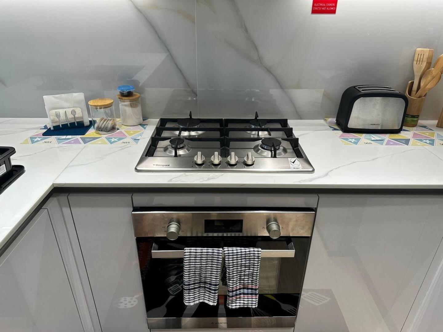 Bright & Airy 1br In Jvc Furnished W Parking Apartment